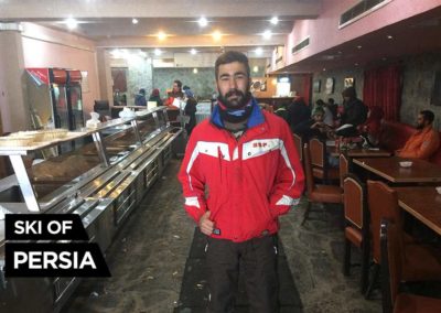 Un skieur Iranien avec une veste ESF louée